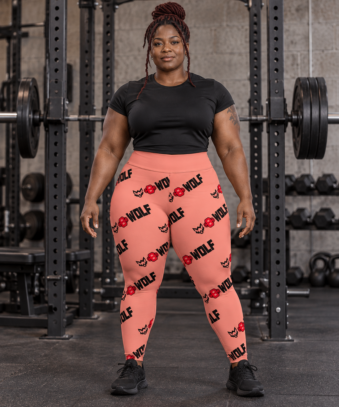 AI-generated original adult female heavyweight powerlifter wearing W8WOLF Coral Mega Diagonal Plus Leggings in an urban strength gym. Coral high waistband and original diagonal wolf red barbell 8 WOLF print retained. Black tee and trainers are styling only.